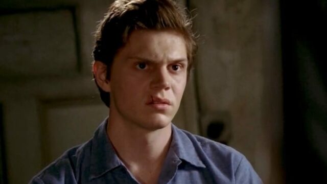 Le migliori curiositÃ  su carriera e vita privata di Evan Peters, attore protagonista di American Horror Story: dagli hobby agli amori.