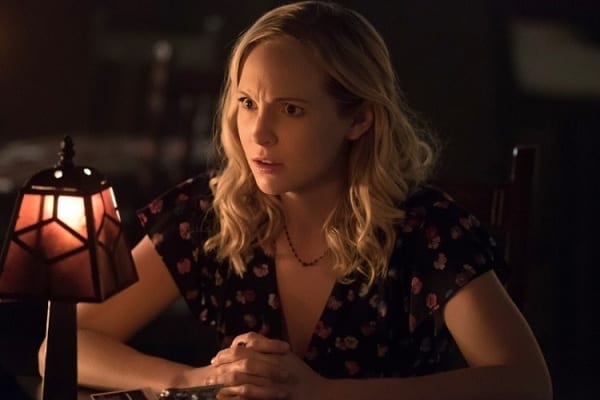 Caroline è molto preoccupata dell'arrivo di Cade: la vampira rischia davvero la vita?