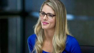 Felicity (Emily Bett Rickards) da Arrow a Legends in uno speciale cameo