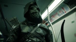 Arrow 5: Rivelato il volto di Prometheus, i produttori parlano della reazione di Oliver (Stephen Amell)