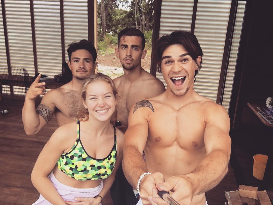 KJ Apa curiosità