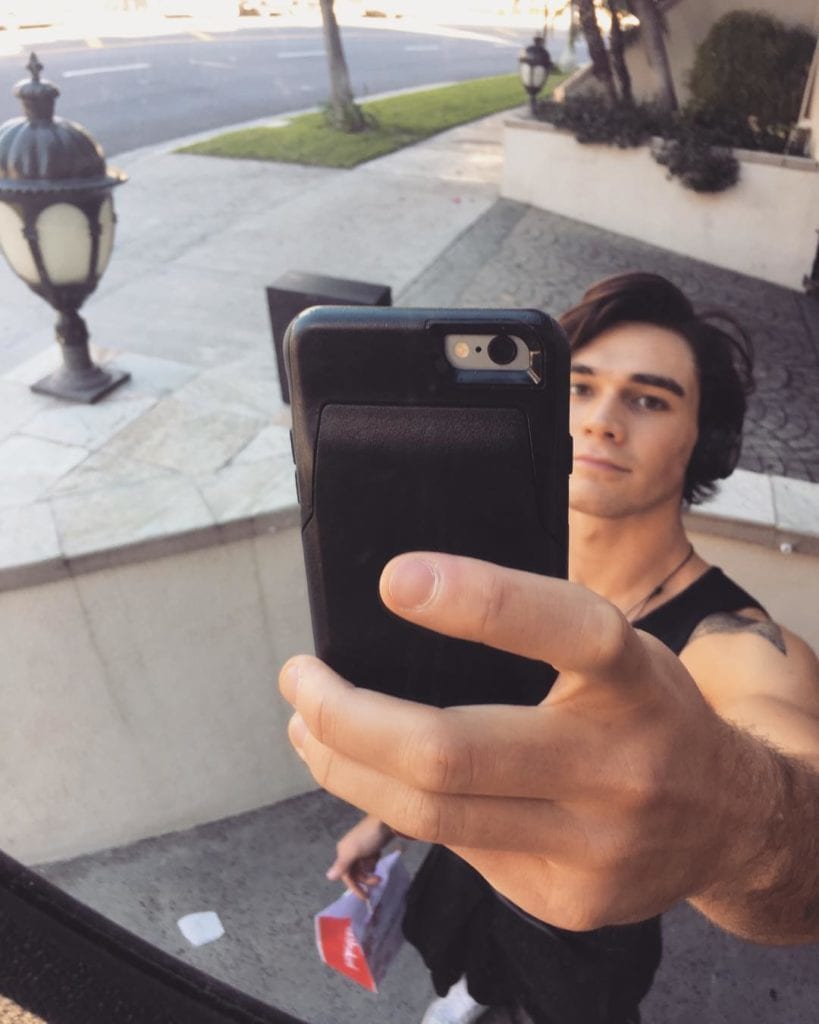 KJ Apa curiosità