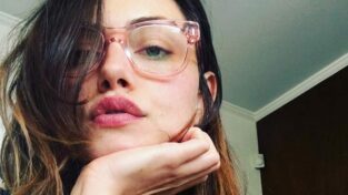 Phoebe Tonkin di The Originals celebra Wonder Woman in modo originale