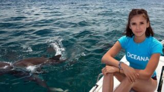 The Vampire Diaries: Nina Dobrev nuota tra gli squali per Oceana