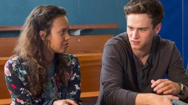 13 REASONS WHY: Brandon Flynn e Alisha Boe cantano Complicated di Avril Lavigne