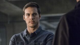 supergirl mon-el chris wood