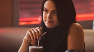 Camila Mendes di Riverdale risponde alle critiche dei registi sulle sue origini: ecco cos'è successo