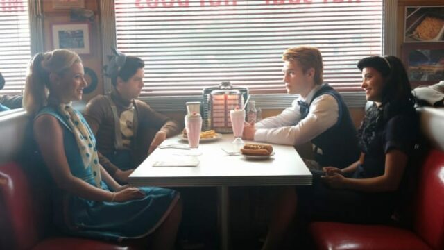 Riverdale 2x02: Archie, Veronica, Betty e Jughead da Pop's (FOTO)