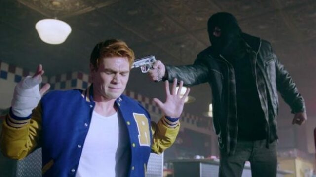 Riverdale 2x07: Black Hood sfida la cittÃ , Archie e Jughead messi alla prova