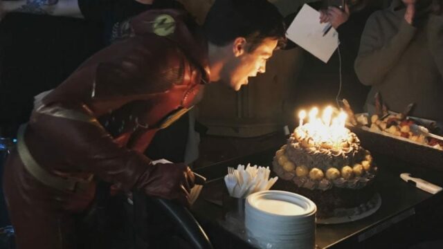 Grant Gustin compleanno: le foto con la fidanzata e il cast di The Flash