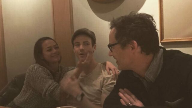 Grant Gustin compleanno: le foto con la fidanzata e il cast di The Flash