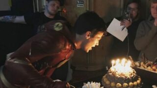 Grant Gustin compleanno: le foto con la fidanzata e il cast di The Flash
