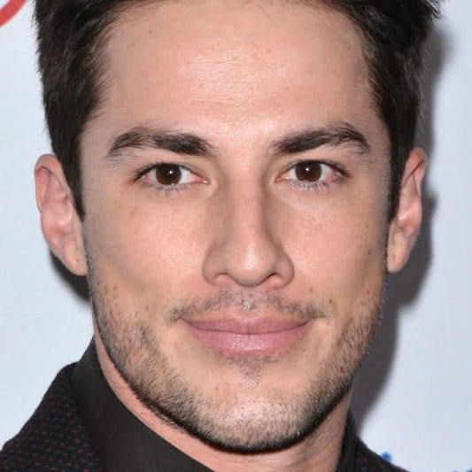 Reboot Roswell cast e attori - Michael Trevino è Kyle