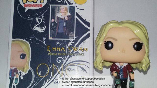 Emma Swan Funko Pop con le bottiglie nell'ufficio del sindaco