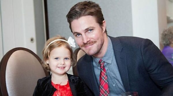 Stephen Amell di Arrow e la scenetta con la figlia a Londra