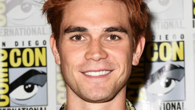 KJ Apa fisico Riverdale