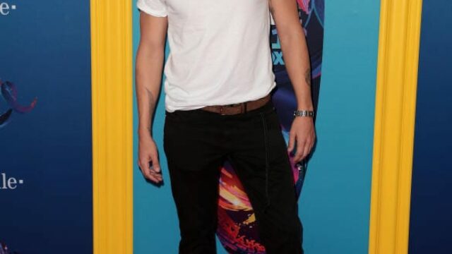 Teen Choice Awards 2018 look - Dominic Sherwood