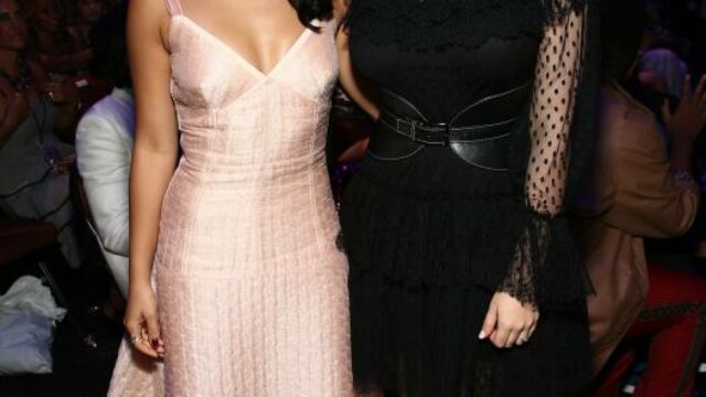 Teen Choice Awards 2018 momenti migliori - Camila Mendes e Katherine Langford