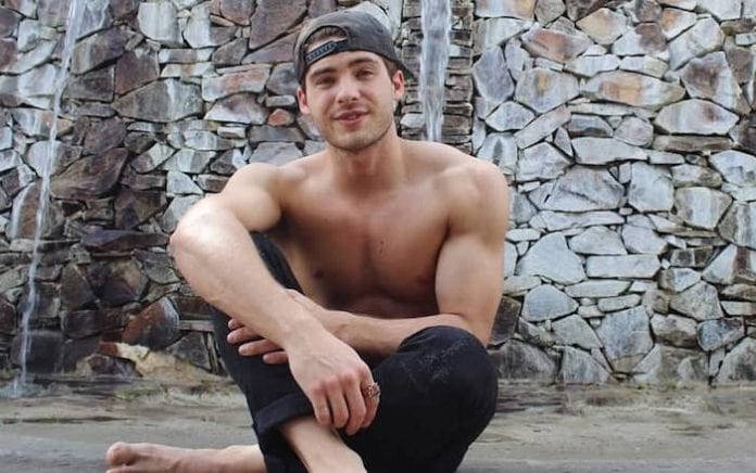 Cody Christian sfoggia il suo fisico nella nuova serie TV All American (GALLERY)