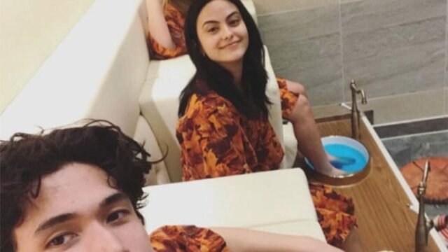 camila mendes e charles melton