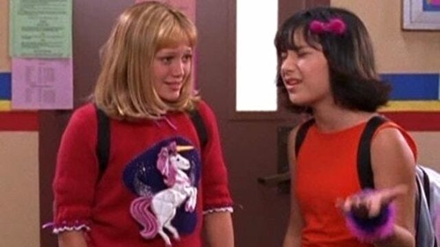 Lizzie McGuire: i migliori outfit del personaggio interpretato dalla famosa Hilary Duff nell'iconica serie TV della Disney