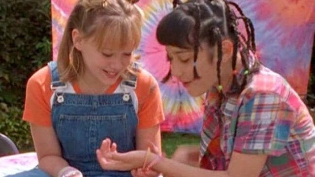 Lizzie McGuire: i migliori outfit del personaggio interpretato dalla famosa Hilary Duff nell'iconica serie TV della Disney