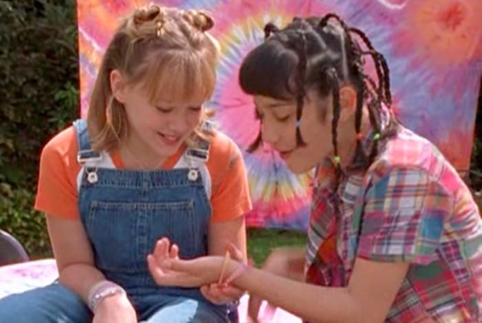 Lizzie McGuire: i migliori outfit del personaggio interpretato dalla famosa Hilary Duff nell'iconica serie TV della Disney