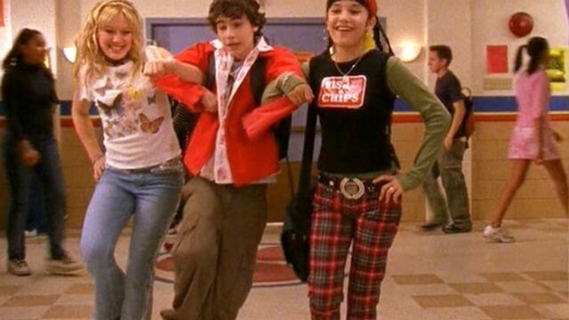 Lizzie McGuire: i migliori outfit del personaggio interpretato dalla famosa Hilary Duff nell'iconica serie TV della Disney