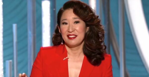 Golden Globes 2019 Sandra Oh commuove il pubblico con discorsi emozionanti mentre presenta l'evento e vince per il suo ruolo in Killing Eve