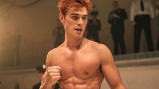 Kj Apa senza maglietta