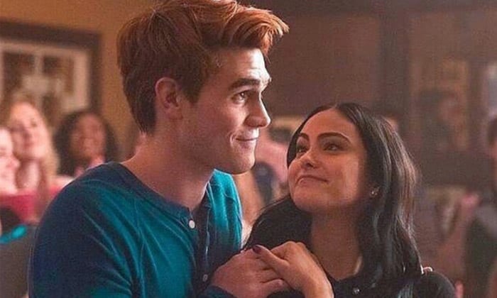 Camila Mendes e KJ Apa sono una coppia? Arriva la risposta dell'attrice