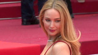 Jennifer Lawrence si presenta a Cannes in infradito