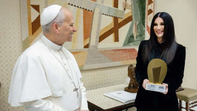 Laura Pausini emoziona il Vaticano e viene premiata con il Global Icon Award di Billboard Italia alla presenza del Papa - Foto di Vatican Media