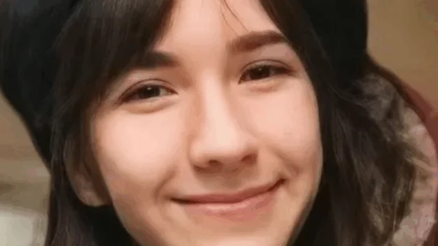 La vicenda di Giulia Cecchettin, la giovane di 22 anni uccisa nel 2023 dall’ex fidanzato Filippo Turetta, condannato all’ergastolo, approda al cinema. Il film si intitola “Se domani non torno” e sarà diretto da Paola Randi, che ha firmato la sceneggiatura insieme a Lisa Nur Sultan. Il lungometraggio prende ispirazione dal libro Cara Giulia, scritto da Gino Cecchettin con Marco Franzoso. Pubblicato lo scorso marzo, il volume è una lunga lettera aperta, un racconto potente dedicato a Giulia e un appello alla società, alle famiglie e alle istituzioni sulla violenza di genere e le radici culturali che la alimentano. Dettagli sulla produzione Il film è prodotto da Notorious Pictures e il set dovrebbe aprirsi nel 2026. Al momento non sono stati annunciati il cast né l’attrice che interpreterà Giulia. La trama seguirà da vicino il racconto di Gino Cecchettin, mostrando la vita, i sogni e la memoria della giovane.