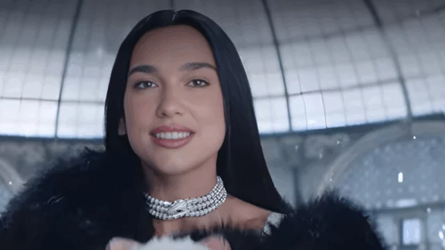 Dua Lipa spiazza tutti: parla italiano nello spot di Milano-Cortina 2026!