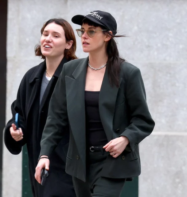 Kristen Stewart beccata per le strade di New York con un'amica